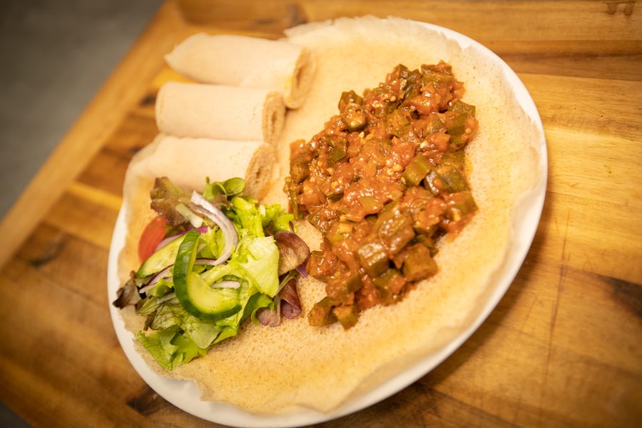 Okra – geschmorte Okraschoten mit Zwiebeln und Tomaten auf Injera