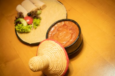 Shiro – Kichererbsen-Eintopf im traditionellen Tontopf, dazu Injera