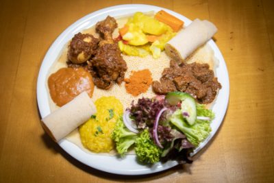 Bebiaynetu (Gemischt) – vegane und Fleischgerichte zusammen auf Injera