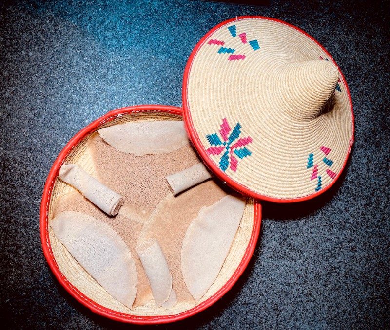 Injera im traditionellen geflochtenen Korb