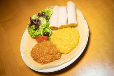 Timtimo – rote und gelbe Linsen auf Injera mit Salat