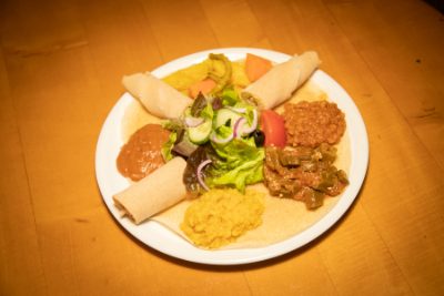 Bebiaynetu (Vegan) – Timtimo, Alicha, Okra und Shiro auf Injera