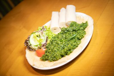 Gomen – angebratener Grünkohl auf Injera mit Salat