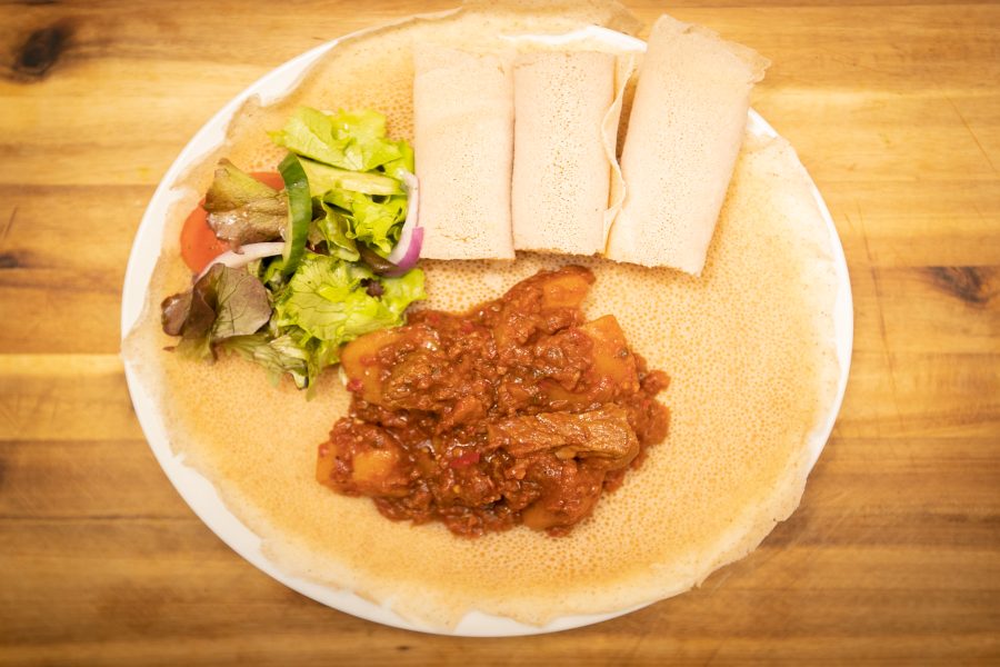 Zigni Denish – Rindfleisch und Kartoffeln in Zwiebel-Tomaten-Soße auf Injera