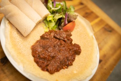 Zigni Berai – Rindfleisch in Zwiebel-Tomaten-Soße auf Injera