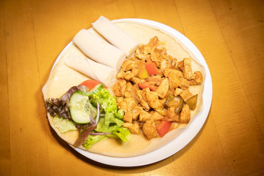 Tibsi – Fleischwürfel in Gewürzbutter mit Injera und Salat