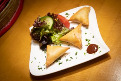 Sambusa – knusprige Teigtaschen mit Salat und Dip