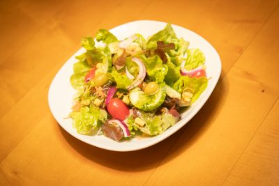 Safari Salat mit Tomaten, Oliven, Gurken und Zwiebeln