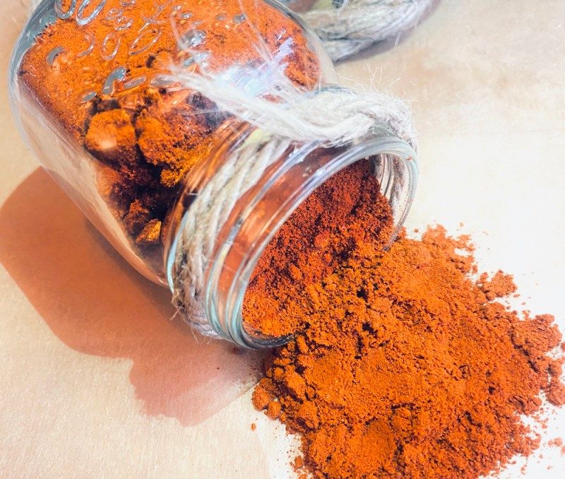 Berbere – rote Gewürzmischung, aus einem Glas verstreut