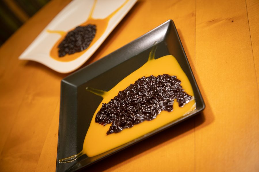 Schwarzer Klebreis auf Mango-Creme