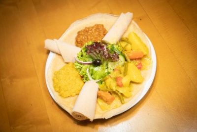 Alicha – gedämpftes Gemüse auf Injera mit Salat