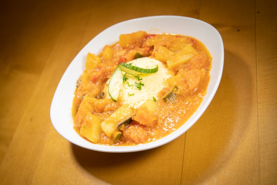 Couscous mit langsam gekochtem Gemüse in milder Soße