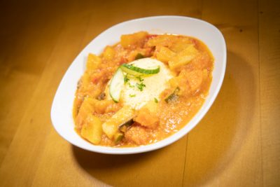 Couscous mit langsam gekochtem Gemüse in milder Soße