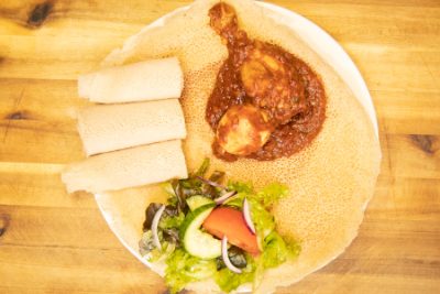 Tsebhi Derho – Hähnchenschenkel in Zwiebel-Tomaten-Soße mit Injera und Salat