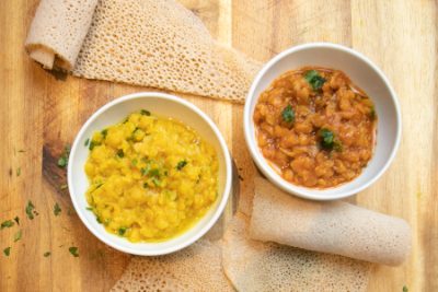 Vegane Beilage – kleine Portionen Timtimo mit Injera
