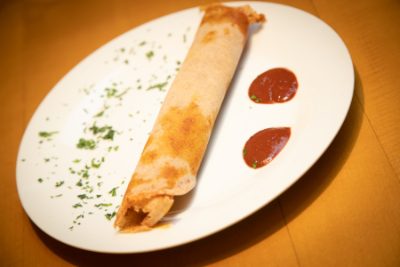 Kategna – gerollte Injera mit Gewürzbutter und zwei Dips